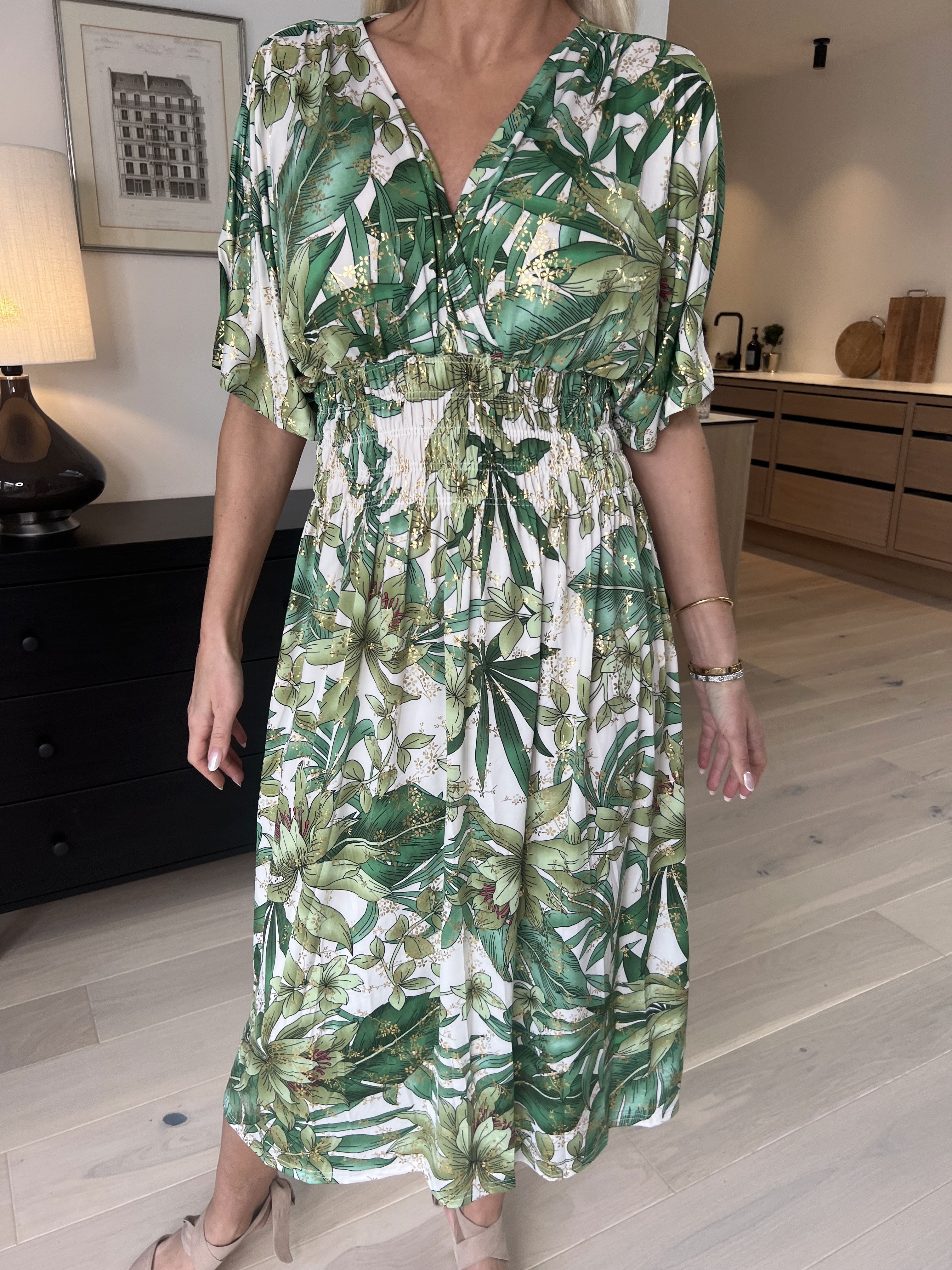 Pams Midi - Blommig klänning med resår i skrynkelfritt tyg